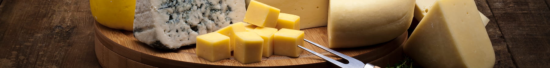 圆木板上的各种奶酪