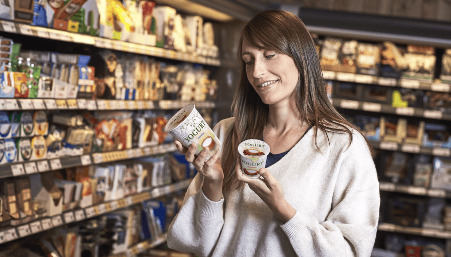 CH_Supermarket_Yogurt_Two_consumer_looking_selecting_900x514_v2_BEST