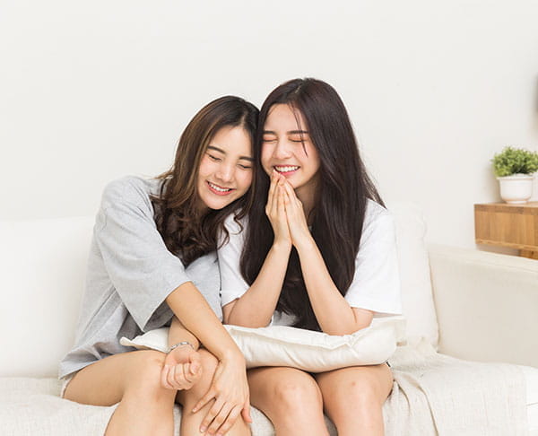 Two-asian-women-laughung600x486